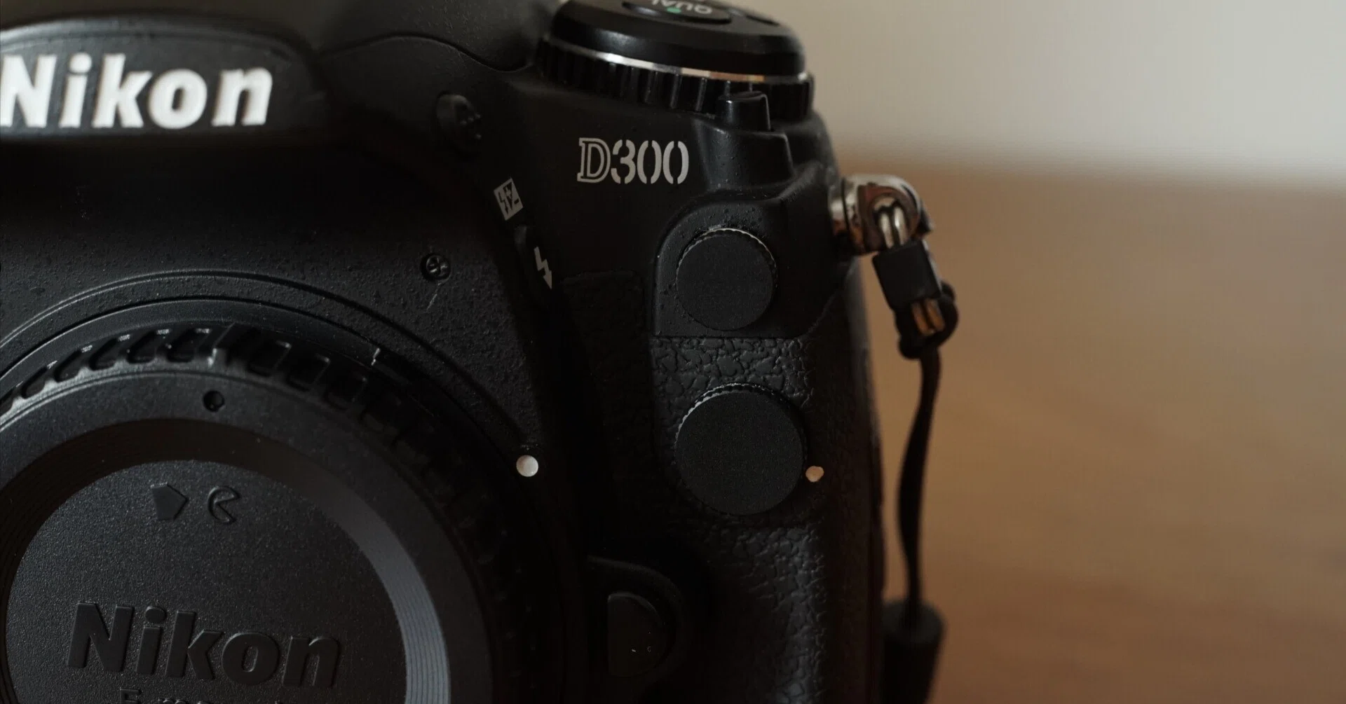 Nikon一眼レフの10ピンターミナルキャップとシンクロターミナル