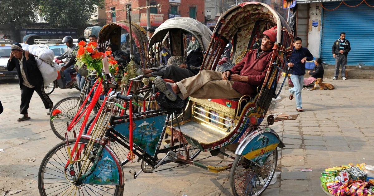 [Nepal] Rickshaws in Kathmandu become places for a nap while waiting ...