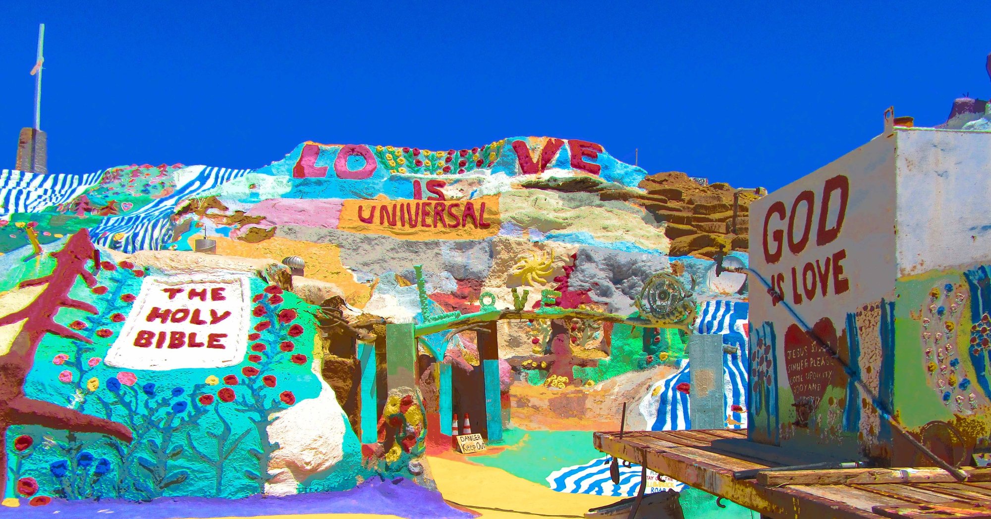 カメラ女子必見 フォトジェニックスポット ロサンゼルス 幸運の砂漠アート サルベーションマウンテン 旅するフォトグラファー スナップガール Note カメラ女子必見 フォトジェニックスポット ロサンゼルス 幸運の砂漠アート サルベーションマウンテン 旅するフォトグラファー スナップガール Note