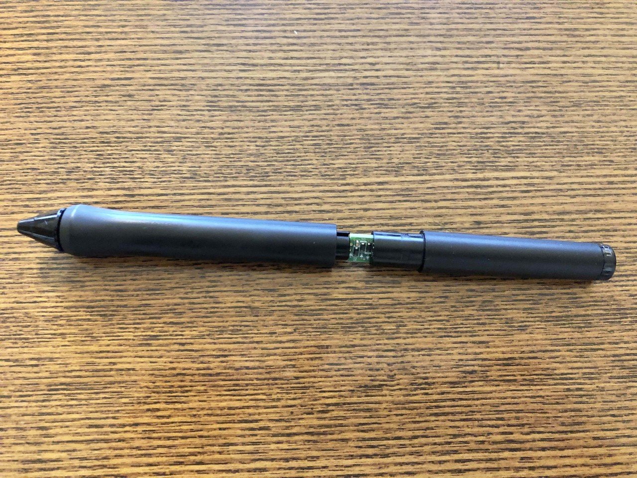 ペンタブのペンが上下分かれてしまい 基盤が見える状態になってしまいました 元にも戻らないし 唸ってたらオット氏が直してくれました 上側の外装の位置 がおかしかったようです 魔法の手をお持ちかな ありがた 茉莉花堂 Note ペンタブのペンが上下分かれてしまい 基盤が見える状態になってしまいました 元にも戻らないし 唸ってたらオット氏が直してくれました 上側の外装の位置 がおかしかったようです 魔法の手をお持ちかな ありがた 茉莉花堂 Note