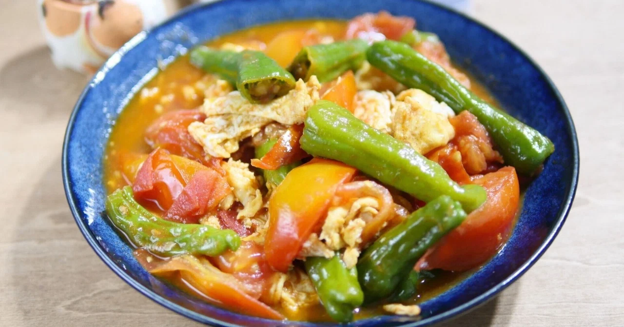 フライパンで炒めるだけ料理なら、トマトとししとうと卵炒め。