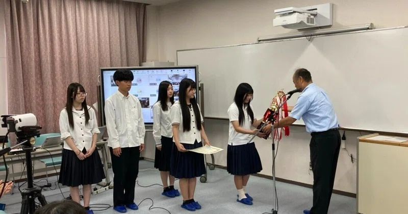 【きちんとした姿勢と元気な校歌が響く！オンラインで実施された1学期終業式】海南高校海南校舎
