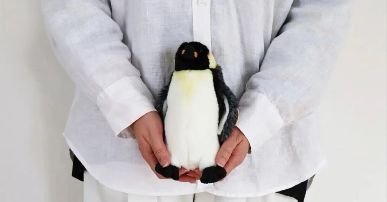 絶滅危惧種、皇帝ペンギンのハンドメイド縫ぐるみ。WWF（世界自然保護
