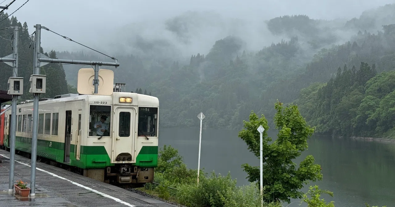 雨を待ちわびた只見線。霧に包まれて、会津から新潟へ