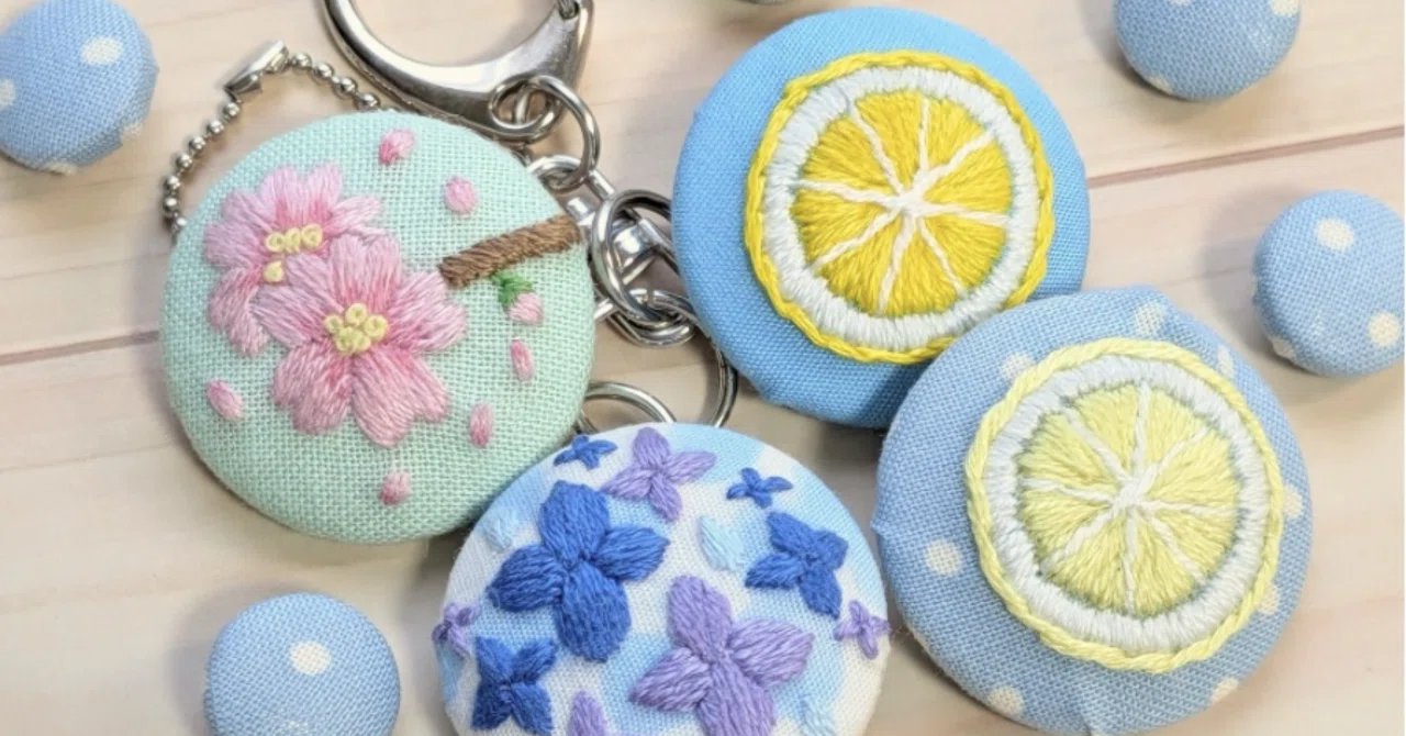 [専用　こり様]くるみボタン 刺繍 フェルト チャーム ウッドリング ファッション小物 [専用 こり様]くるみボタン 刺繍 フェルト チャーム