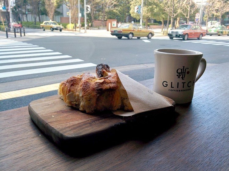 GLITCH COFFEE & ROASTERSは、日本のスペシャリティコーヒー業界を牽引してきた鈴木清和バリスタが代表を務めるコーヒーショップ。オープン以来、海外メディアからも大きく注目されている。