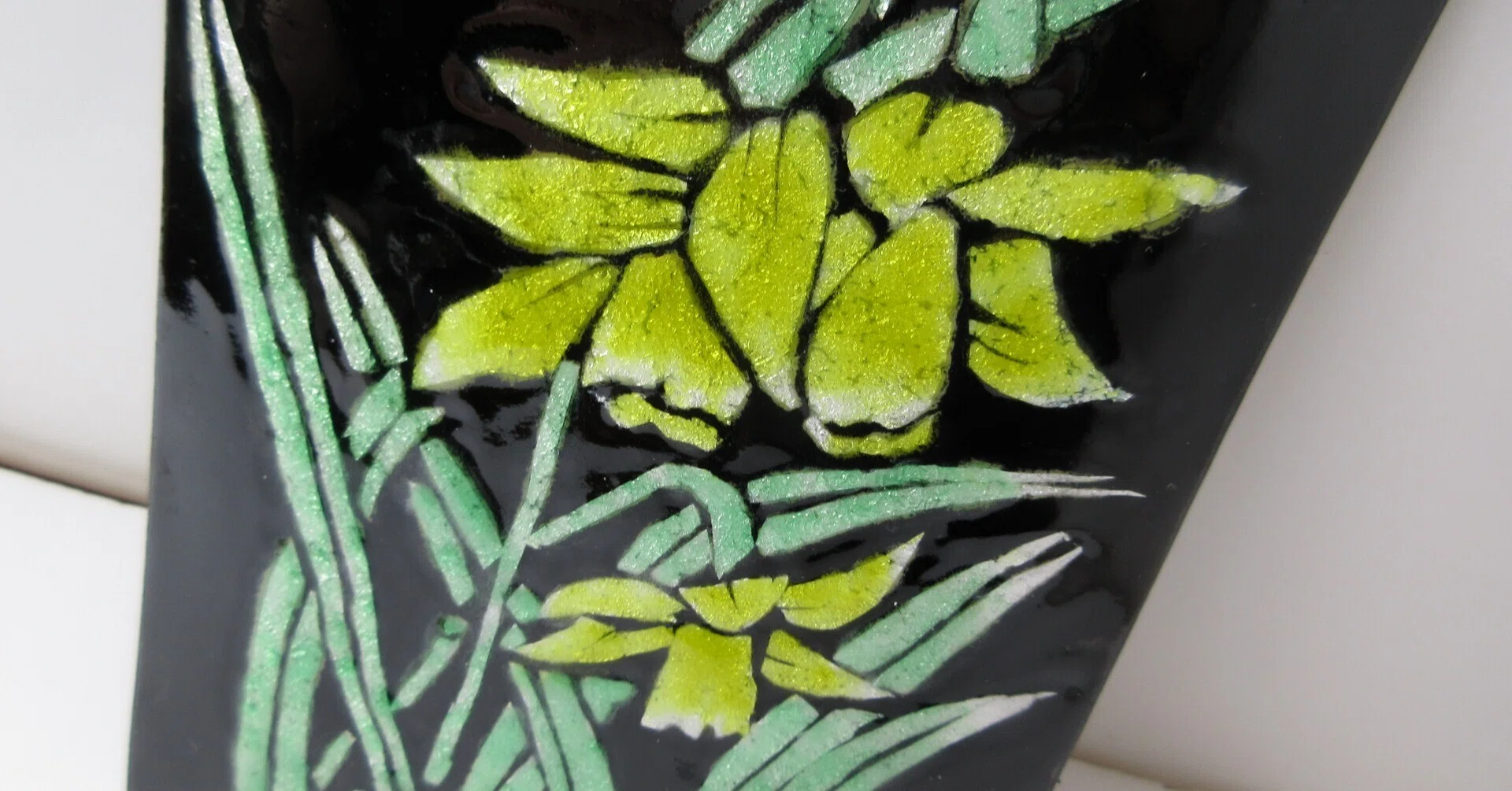 葉っぱ状の七宝焼、手描き 七宝焼き 葉に最初の色を載せた （削除した記事を再掲しました
