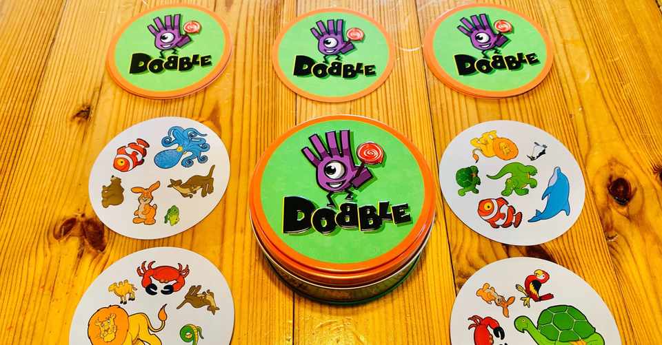 Dobble ドブル 図形認識能力が鍛えられる 5歳の子供から遊べるカードゲームが面白い ルールと遊び方のご紹介 佐藤敦俊 白馬村 Monster Cliff Note