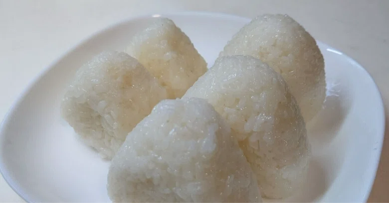 Miso Rice In Rice Cooker The steam from the new rice answered me first. - Salt rice balls and ...