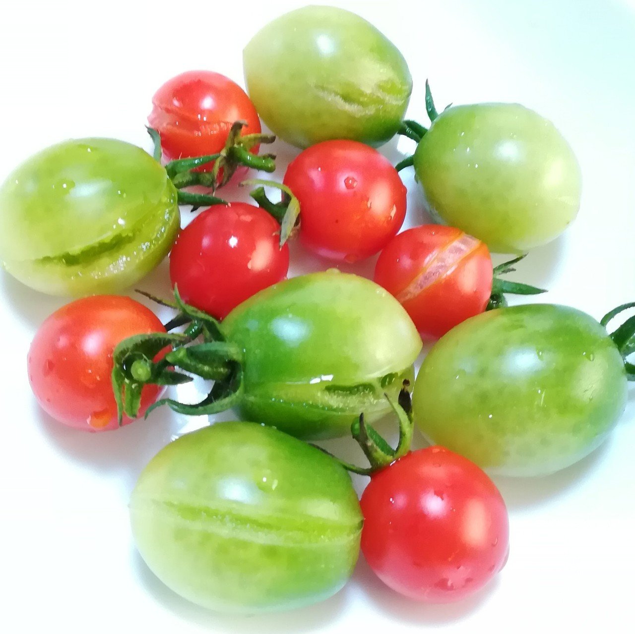 長雨で 植えていた大切なミニトマトがはぜてしまいました でも味は美味しいです 緑のトマトはサリーナエメラルドといって 緑色 で完熟するものです うわの空 Note