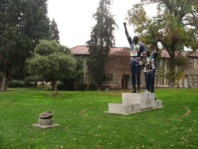ブログ　ピーターノーマン４　サンホセ大学彫像