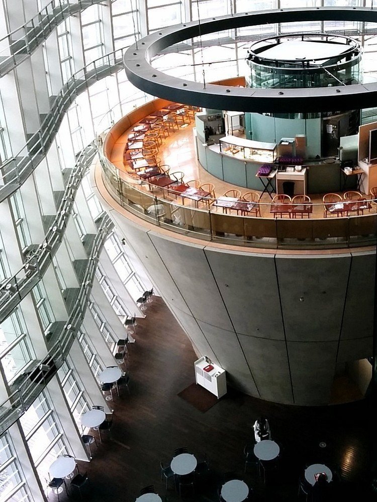 美術館アトリウム内にあるカフェ。
黒川紀章氏のデザインによる巨大な逆円錐台の上に作られたカフェは、まるで空中にあるかのような開放的な空間。