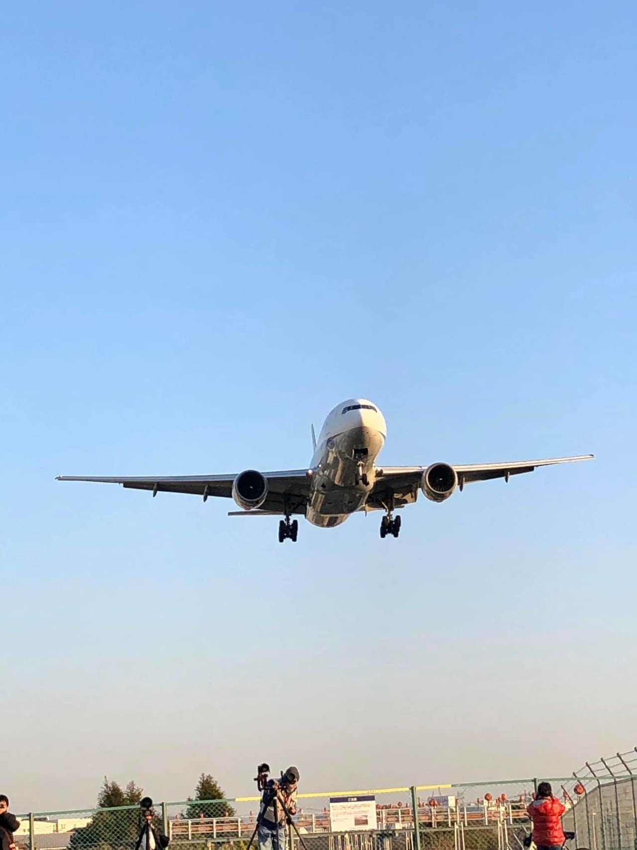 大阪伊丹空港に着陸寸前の飛行機を真下で たけちゃんの大阪へーほー散歩 Note 大阪伊丹空港に着陸寸前の飛行機を真下で たけちゃんの大阪へーほー散歩 Note