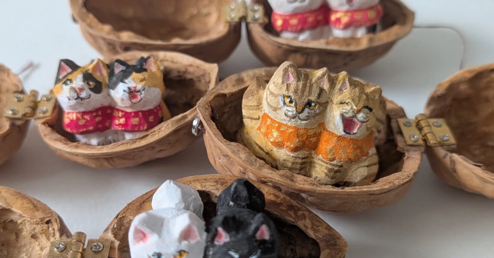 チャッピー様リクエスト作品『ねこづくし』 沖縄デパートリウボウ「猫づくし展3」 作家紹介【あたり工房】｜王冠印