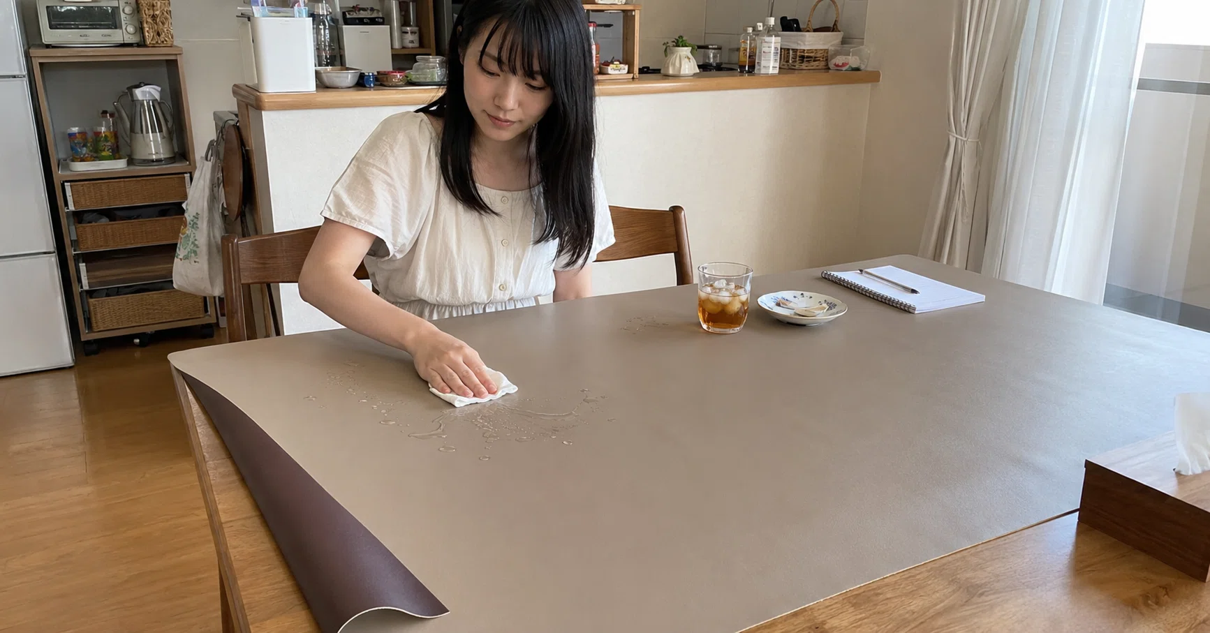 敷くだけで机の印象が変わる。JinchuanのPUレザーテーブルマットで気軽