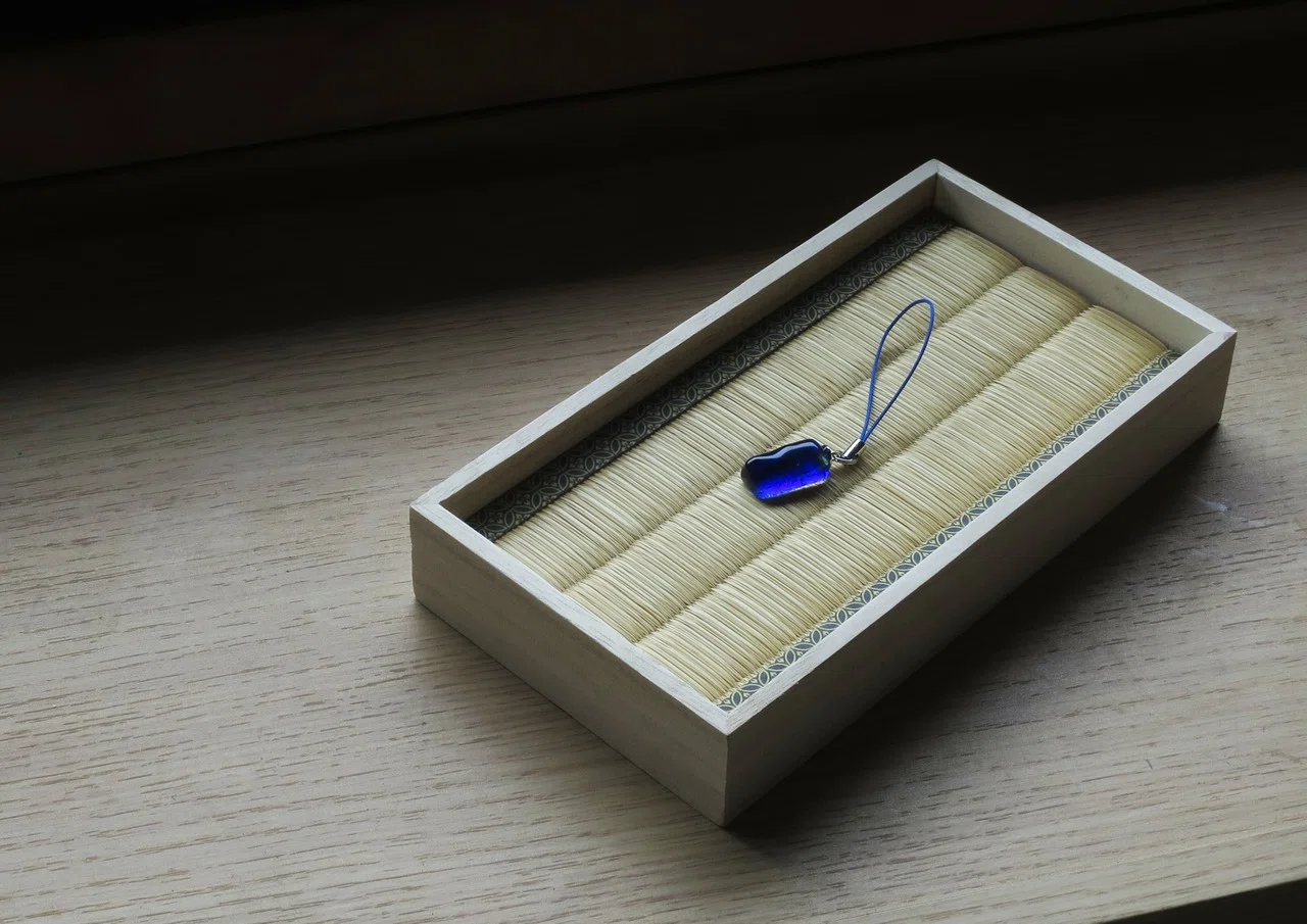 黄金色のイグサを活かしたアクセサリートレイ「RYUBIN TRAY」｜三島大世