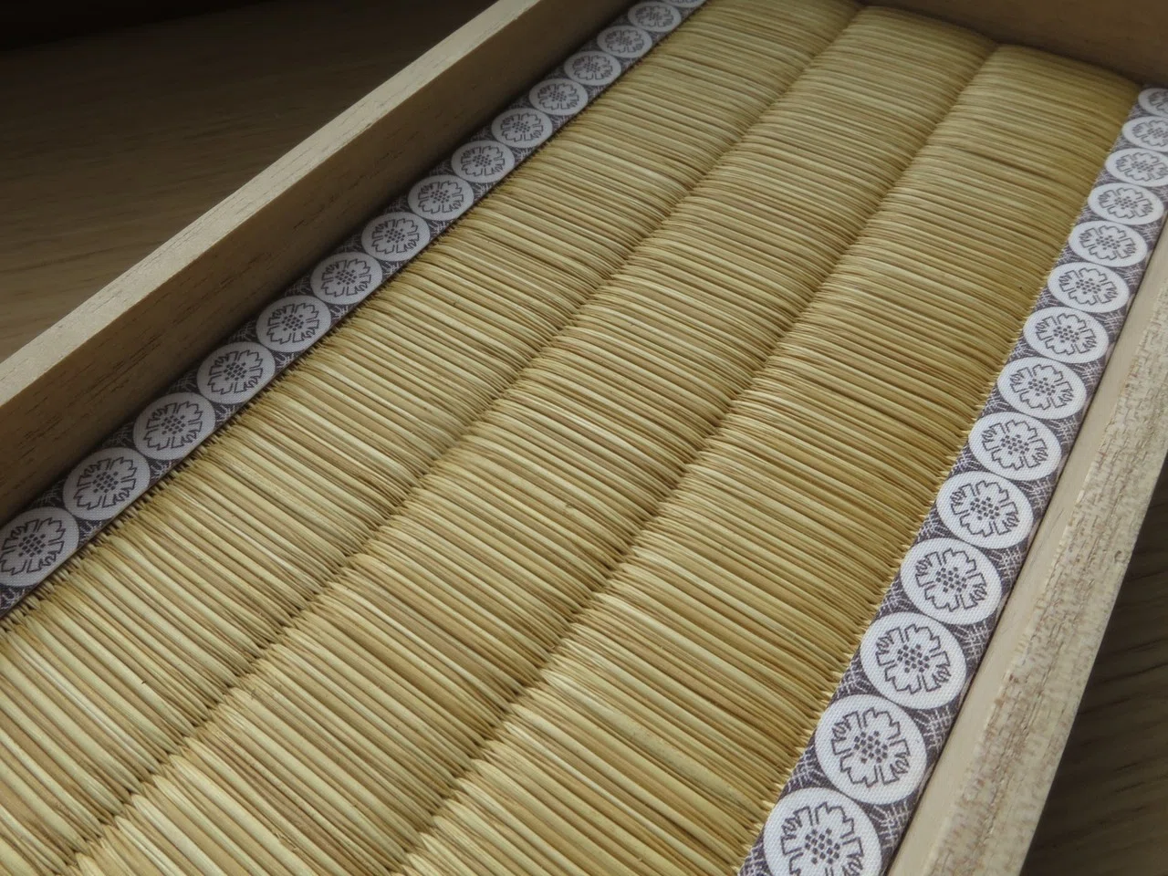 黄金色のイグサを活かしたアクセサリートレイ「RYUBIN TRAY」｜三島大世