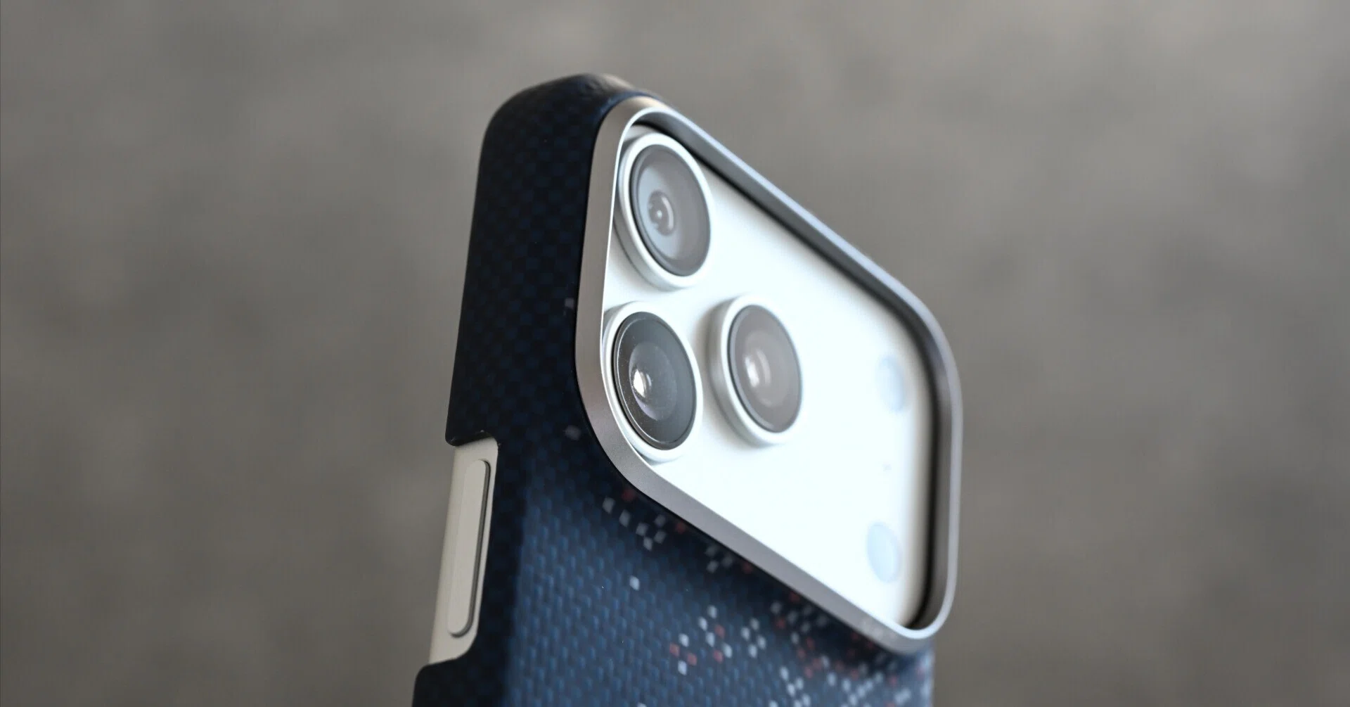 iPhoneを薄く、上品に。PITAKAの薄型ケース「Edge Case 桜時」｜よは