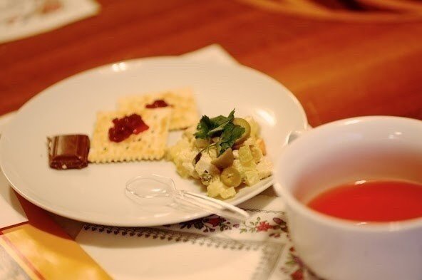 "salata de bouef/biof " 茹でた鶏肉と野菜とピクルスをマヨネーズで和え固めた行事の定番サラダ、作り方とても簡単です。
http://go2rumania.exblog.jp/25587151/  
ぜひお試しを❤︎