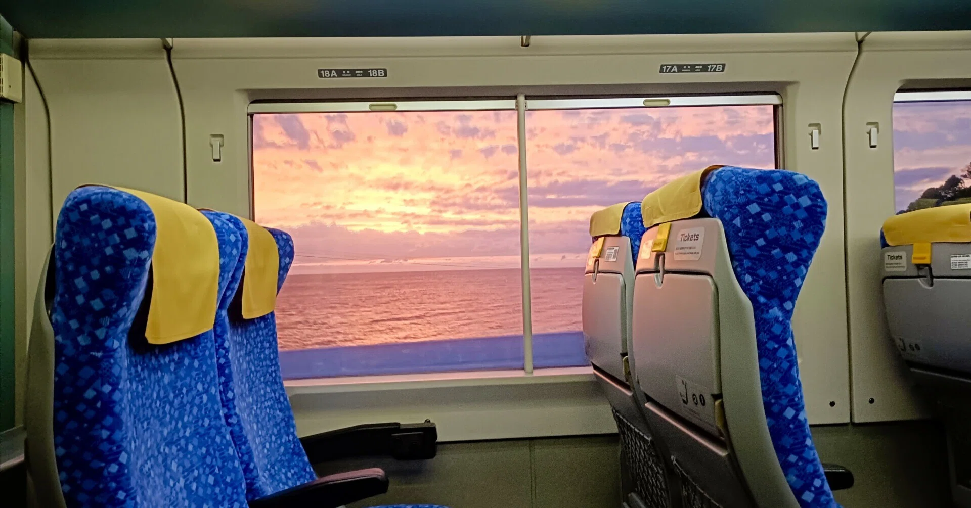 車窓の夕日が言葉を失う美しさ!! E653系 特急「いなほ」｜よってつ