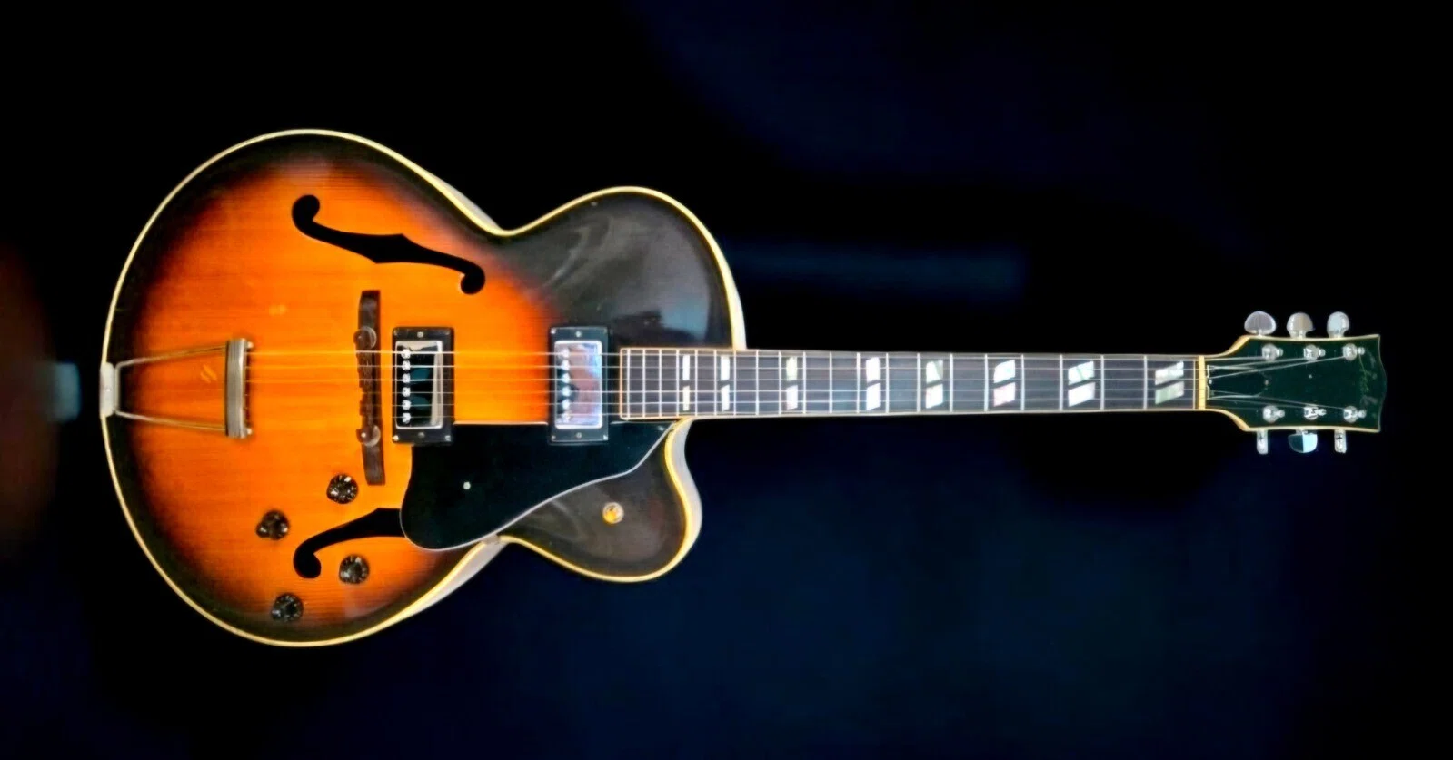 Chaki P-5 Guitar｜月の裏側