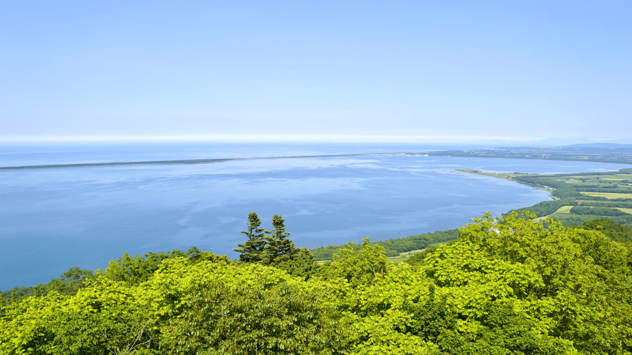 日本で3番目に大きい湖 サロマ湖を一望できる サロマ湖展望台 からの眺め 鶴雅リゾートデジタルコンシェルジュ Note