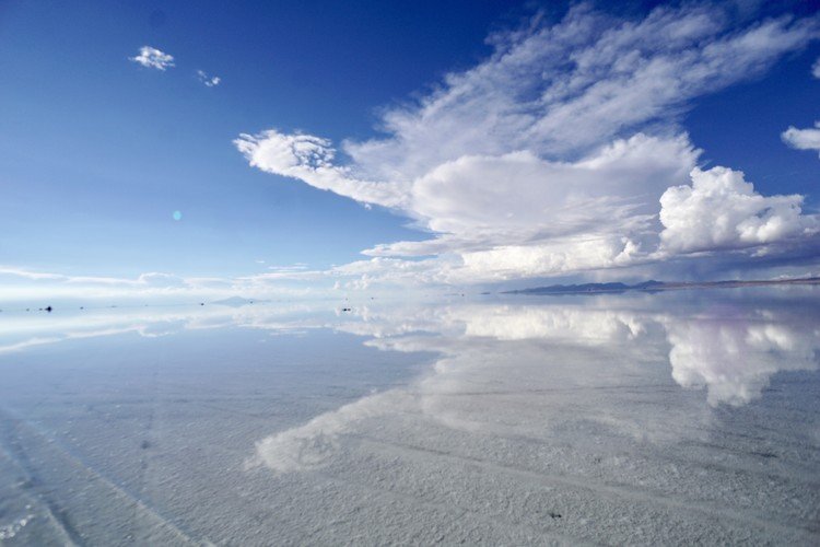 爽やかな昼間のウユニ塩湖。変化し続ける雲の面白さに惹かれて、何枚も撮ったうちの一枚。僕には鳳凰が飛び立つ姿に見えるんだけど、どうかな？この写真に限らず、曇っていろんなメッセージをくれる気がする。子供の頃、形を変えながら流れ続ける雲たちを、飽きもせず眺めていたな。雲と会話しながら。自分のことを雲みたいな存在だと感じたときがあったっけ。もし雅号をつけるなら「雲」の一文字は入れることにしているんだ