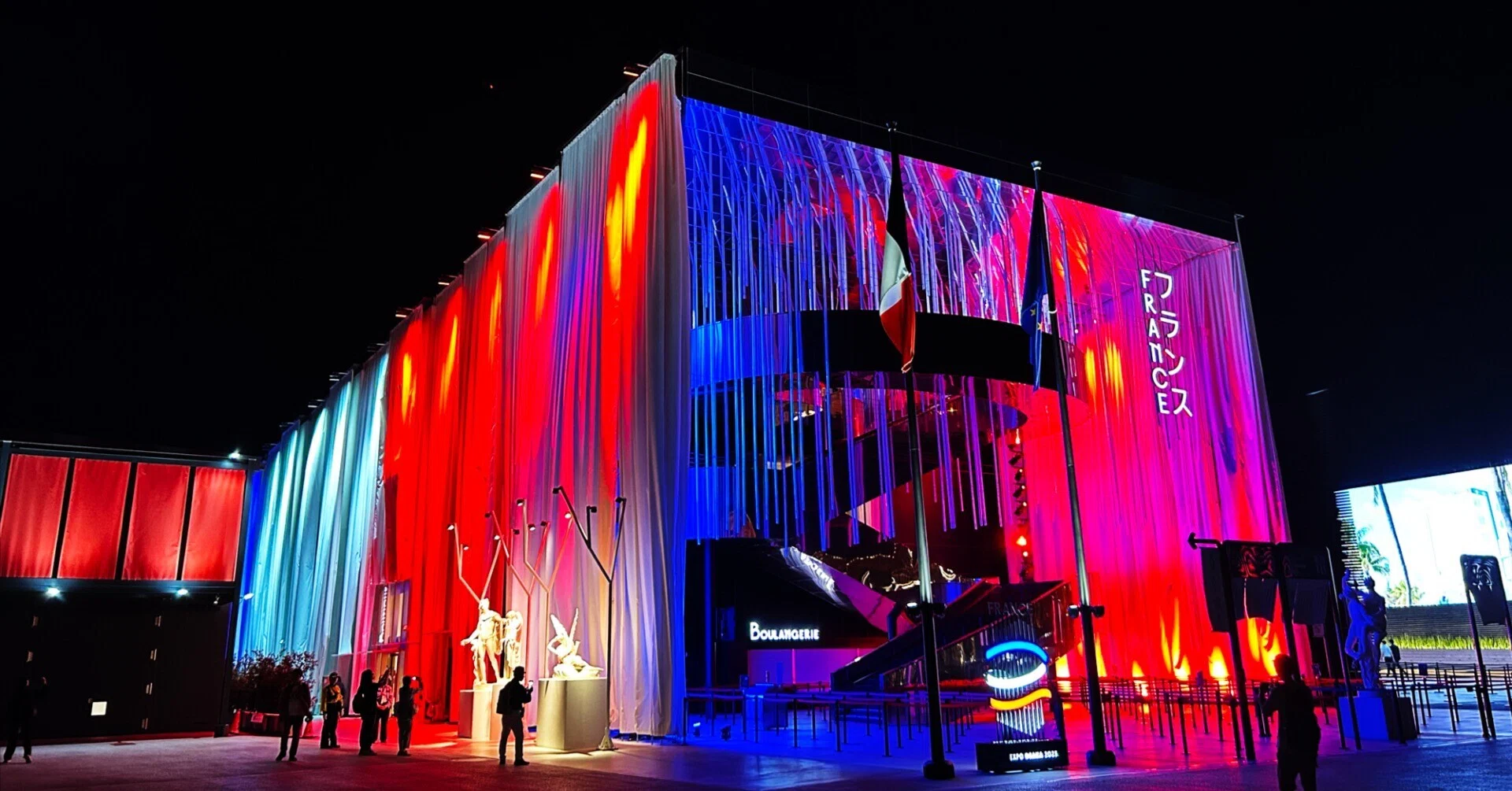 お盆迄】EXPO2025フランス館 椅子RED×PINK×BURGUNDY お盆迄】EXPO2025