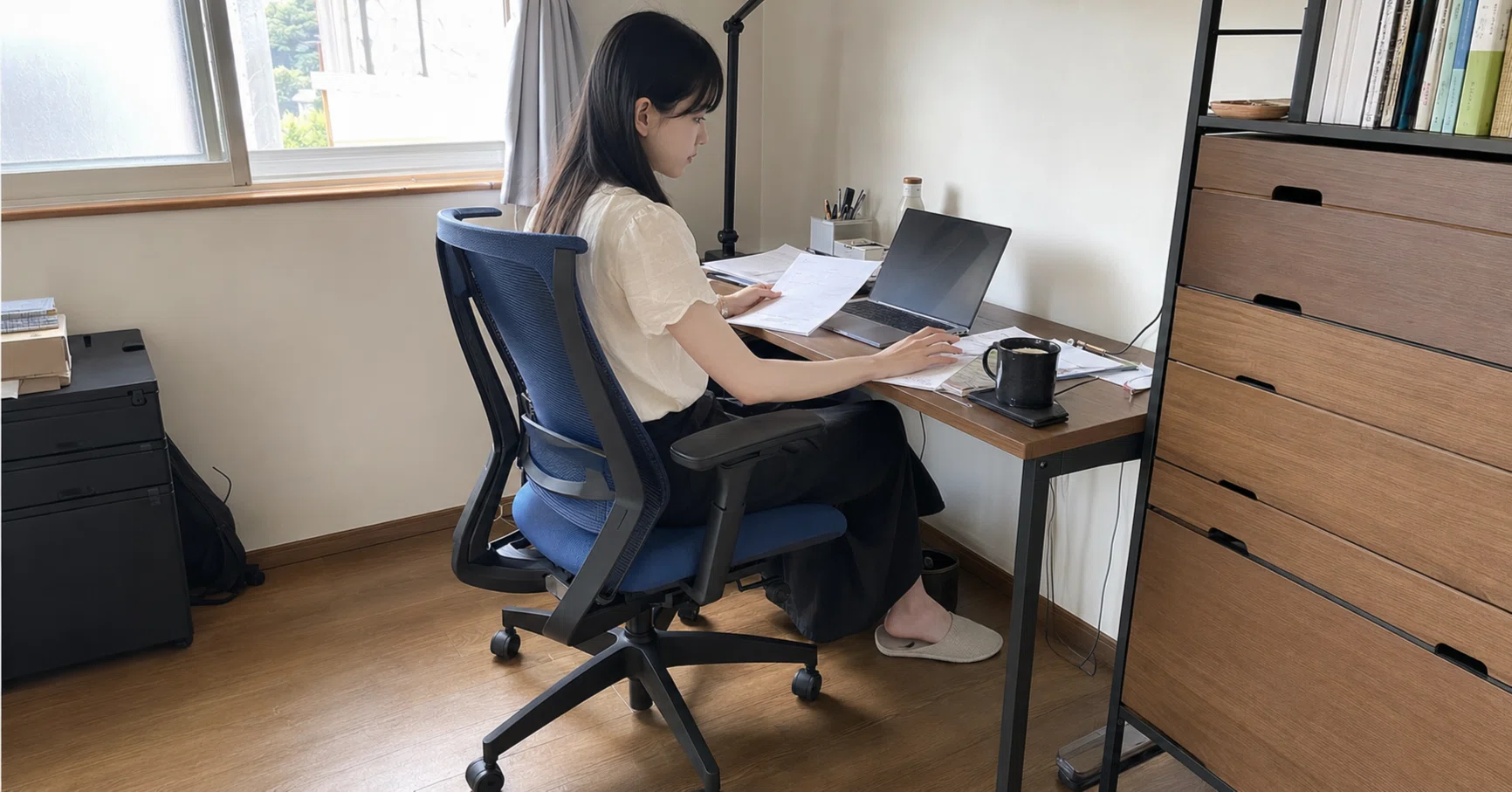 KOKUYO 青いメッシュデスクチェア コクヨ デュオラの青いメッシュチェアで仕事時間を心地よく｜キツネ