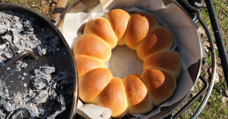 ダッチオーブンで焼きたてパンを作ろう！
キャンプで作ってみたい「ダッチパン」の基本とアレンジレシピ3選