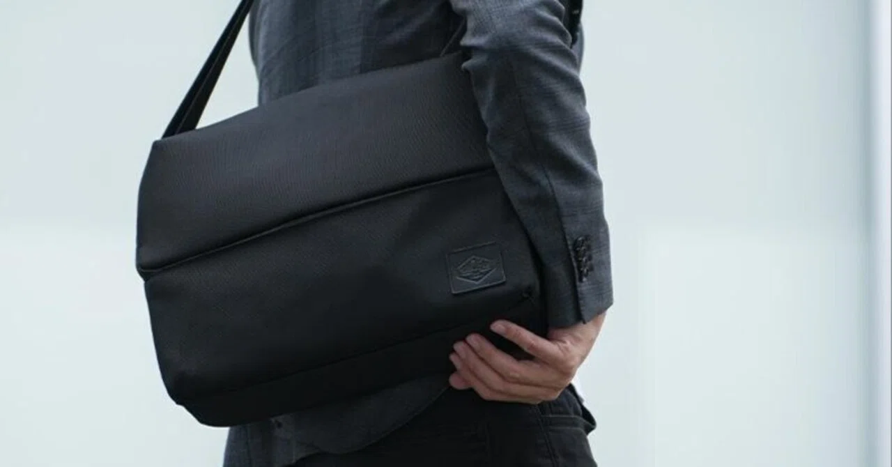 TSUNAGU BAG SWIFT ショルダーバッグ ブラック 夏の出社で背中を蒸らしたくない。TSUNAGU BAG SWIFTで通勤荷物を最小