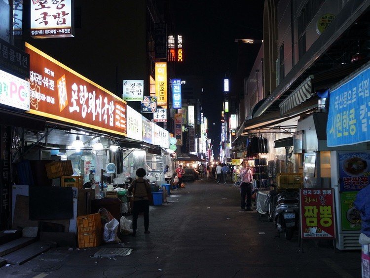釜山の夜、西面の裏道。
