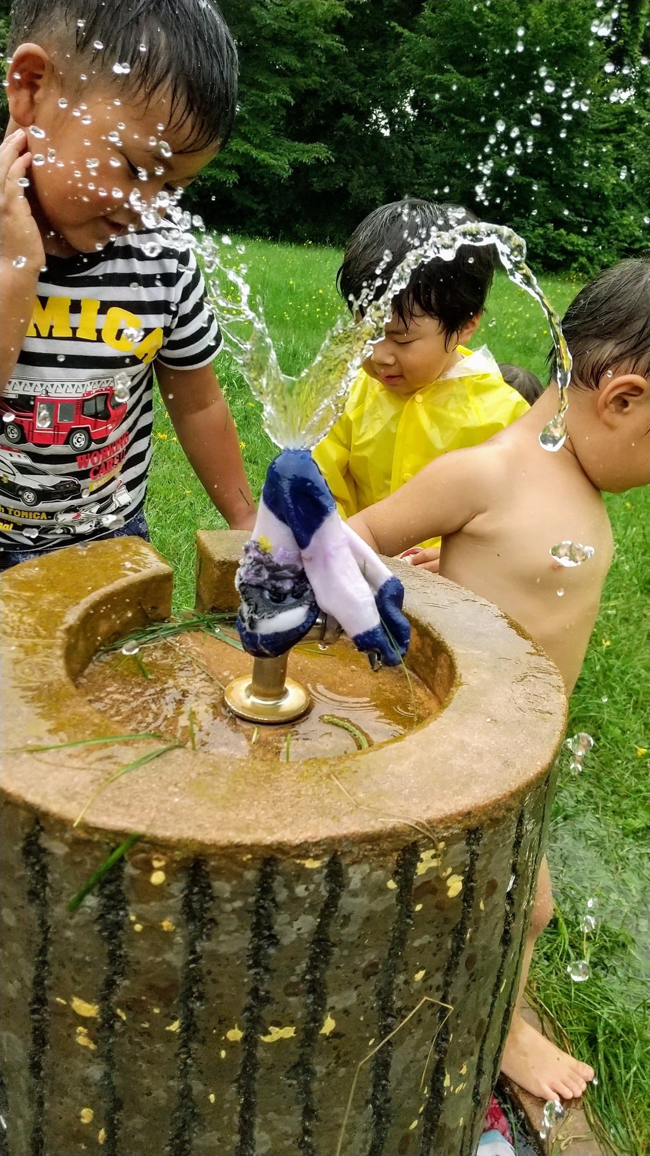 幼稚園　裸　水 