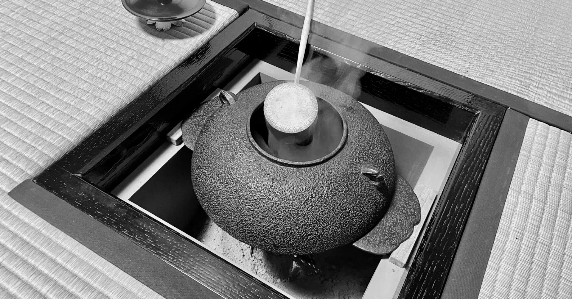 冬の釜囲炉裏縁より六七分 高くすえるぞ習ひなりける｜カワカミ ユキヲ