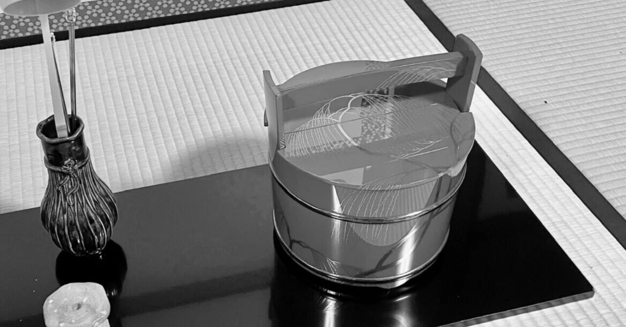 水指に手桶出さば手は横に 前の蓋とりさきに重ねよ｜カワカミ ユキヲ