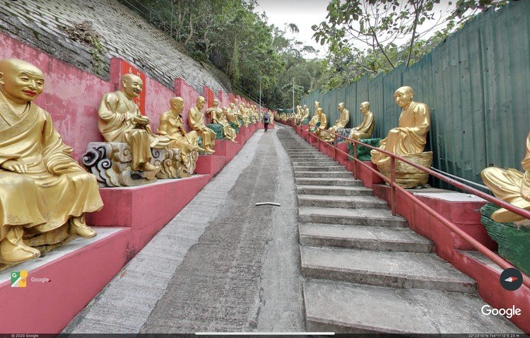 視線を感じる。こんなにソワソワする階段はないだろう。「あなたも仏教の道へ」とお坊さんたちの声が鳴り響く。