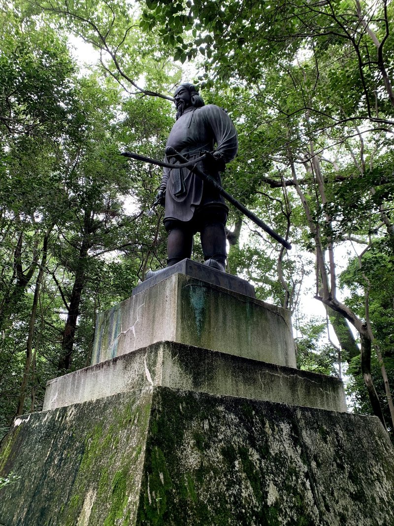豊橋公園の神武天皇像（2020年7月、筆者撮影）