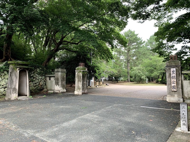 豊橋公園の入り口。かつては歩兵第18連隊の営門だった（2020年7月、筆者撮影）。