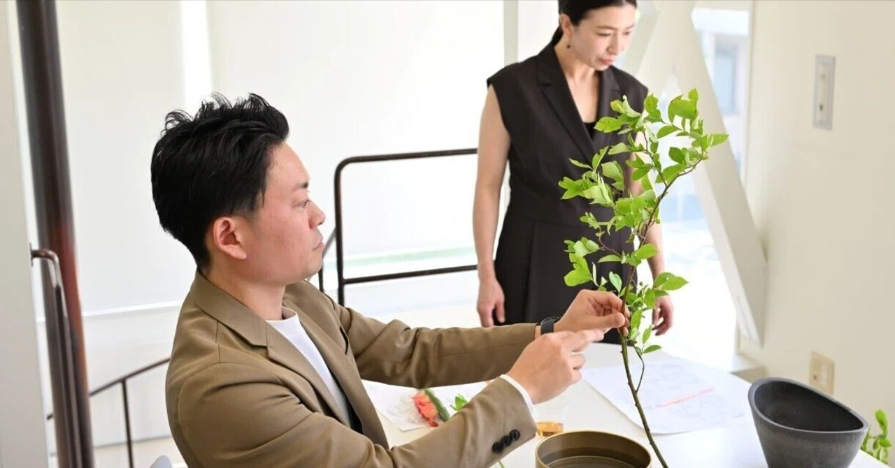 植物を観察しながらいけばなに取り組む様子