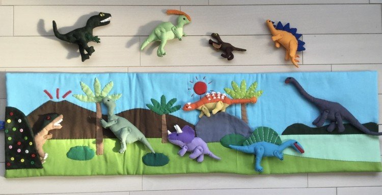 恐竜たちを太古の世界に蘇らせて遊ぶ布絵本。１０頭、人気のある恐竜をセレクトして作りました。岩や茂みに隠れたりできる、仕掛けもあります。恐竜たちの名前、いくつわかりますか？好きな恐竜はいますか？