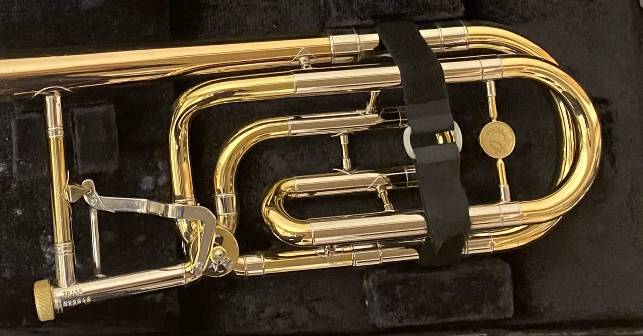 Holton TR159 への給油｜トランペットとトロンボーンを吹く人