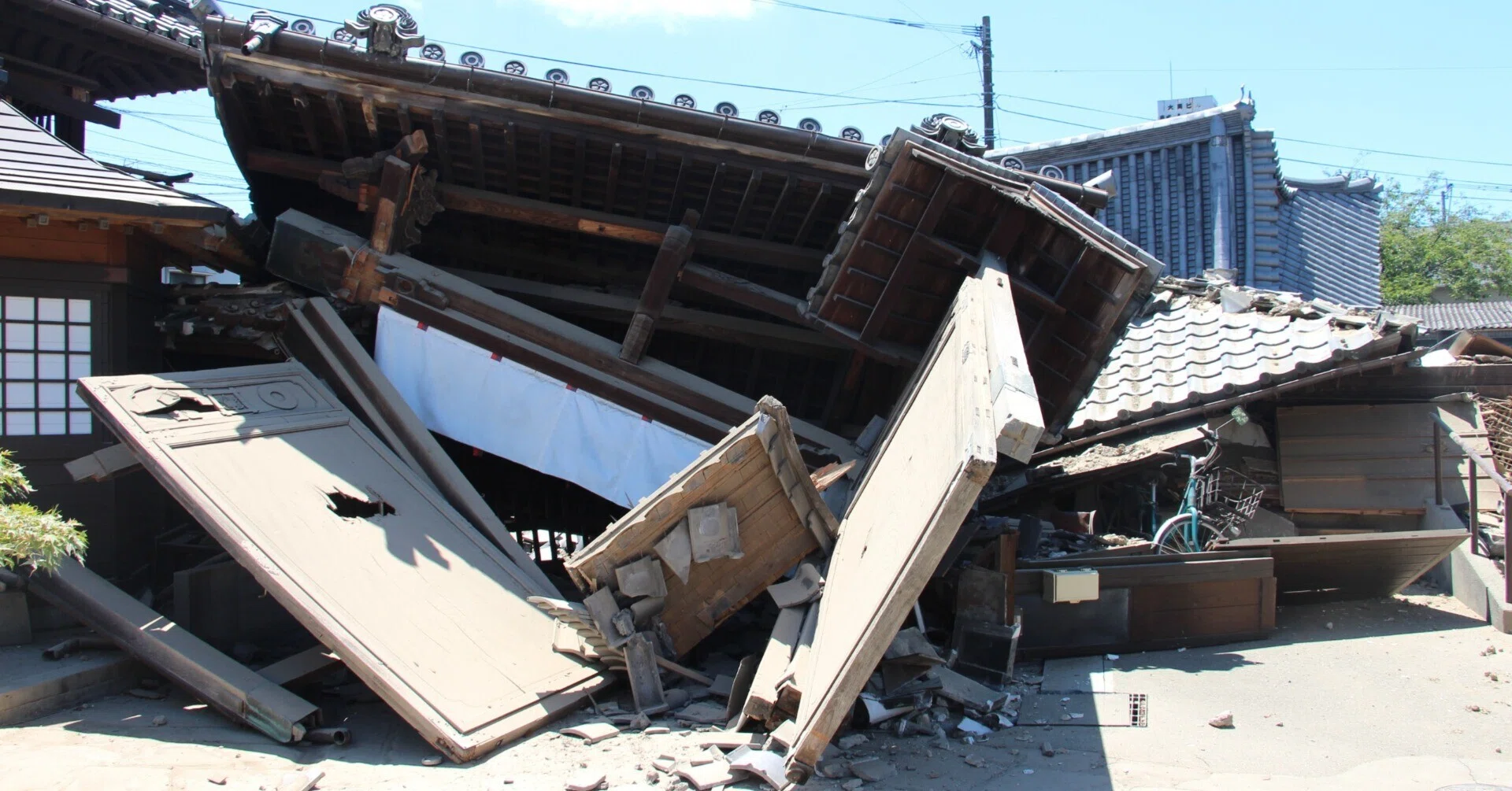 熊本地震】灼熱の太陽 追い打ち 八代市内、寺社原型とどめず｜文化時報社