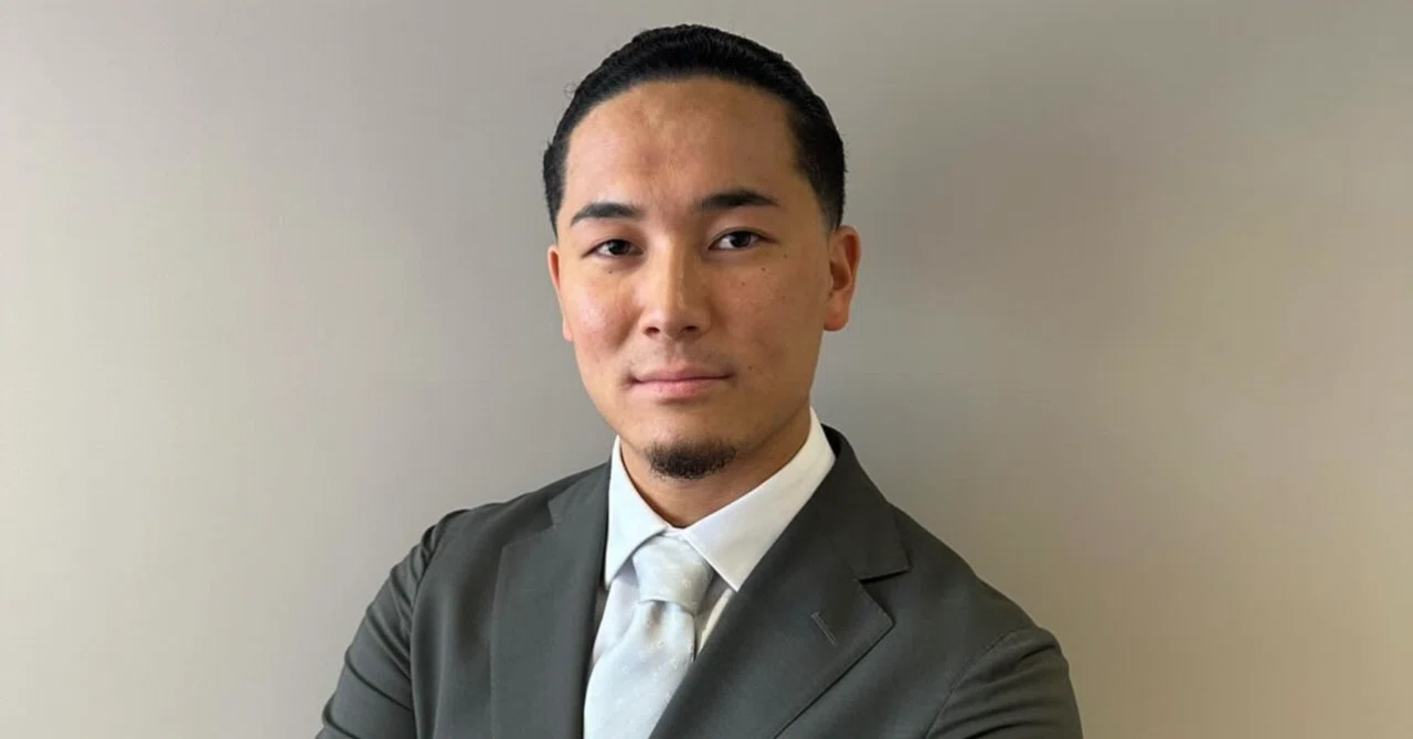 「悩んでいる時間があるなら、行動したほうが早い」——安定を捨てた元消防士。社名に掲げた“好奇心”で、若者が未来に希望を持てる社会をリードする男。株式会社Curiosity・岩崎匡佑さん