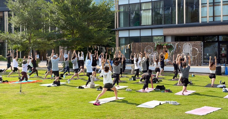 都心の芝生広場で深呼吸。「SUMMER LOUNGE」で土曜日朝に開催中の「Morning Yoga」
