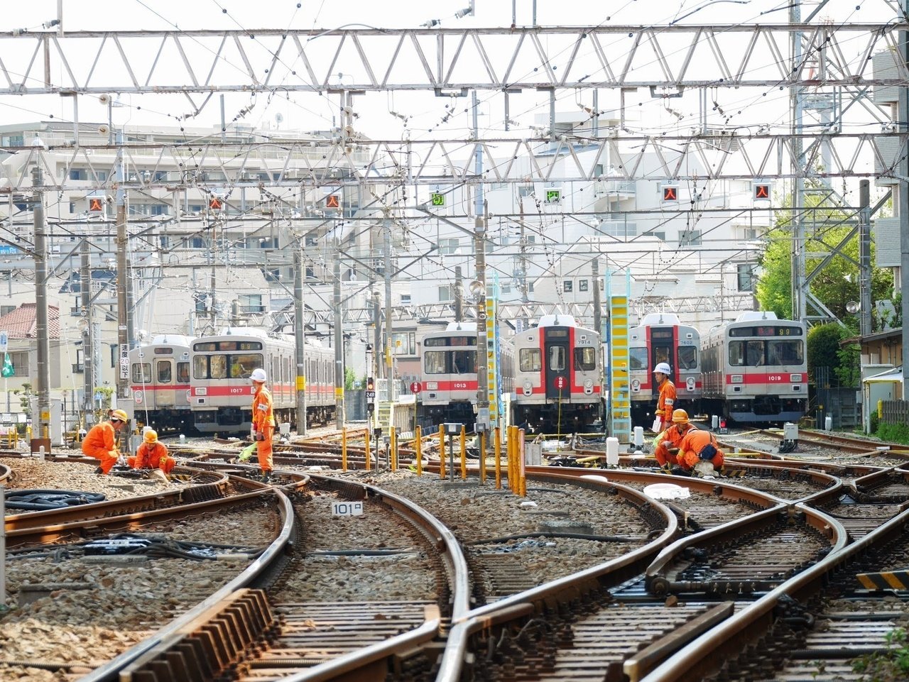 かっこいい オレンジ服のかっこいい人達に出会う 踏切で思わず立ち止まった 三川 夏代 Note