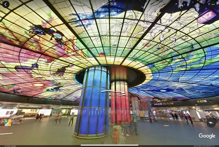 約4500枚のステンドグラスで製作されている世界最大のアート作品。地面に寝っ転がって上を見上げたい。二本の柱が世界を支えてるとしたら…面白い話になりそうだ。