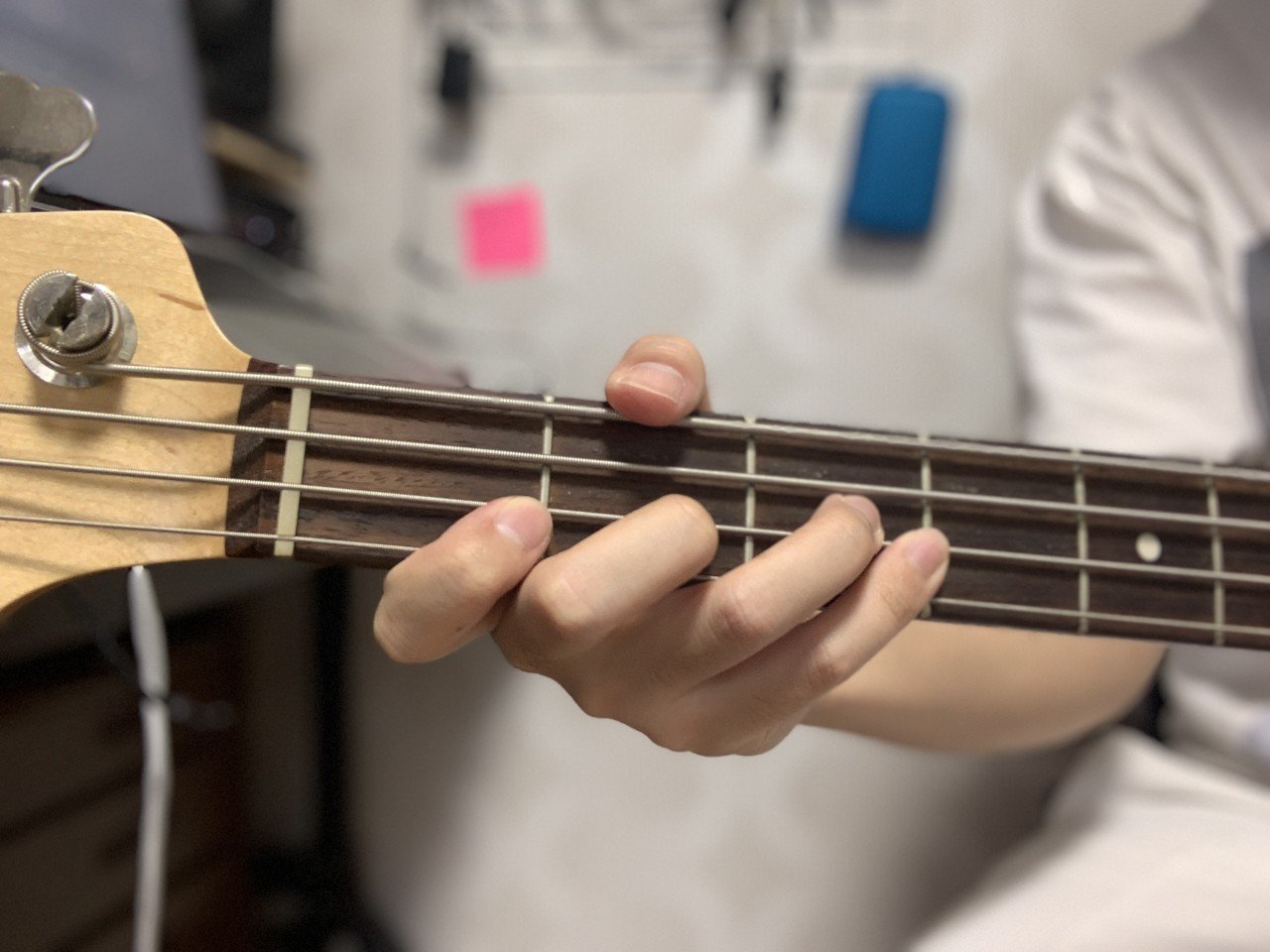 一気にベースが弾きやすくなる 覚えておくと便利 ベースのフォームをしろう Ko Tk Bass School Note