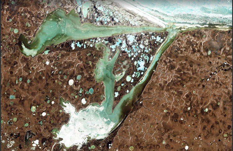 地球上の写真かと疑うほどの壮観。どうやら永久凍土が溶け出してこのような点状の湖ができたようだ。永久凍土が溶けだすという矛盾。