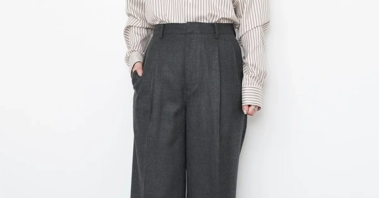 美しく落ちるスラックス【AURALEE】SUPER LIGHT WOOL TWO-TUCK SLACKS