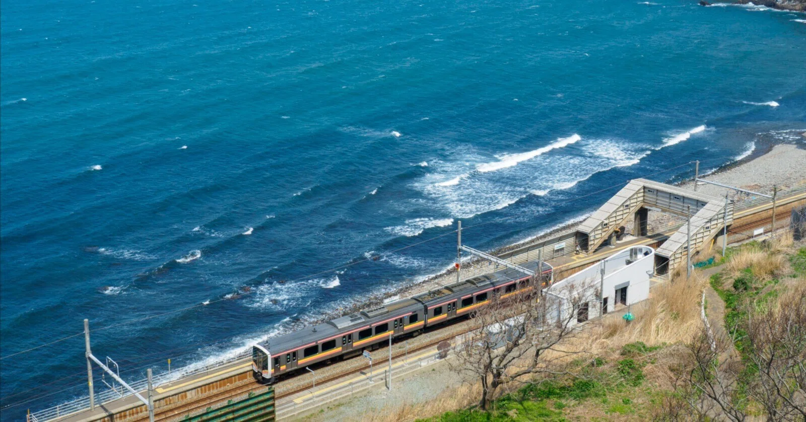 日本一海に近い駅」はどこ？｜海の見える駅